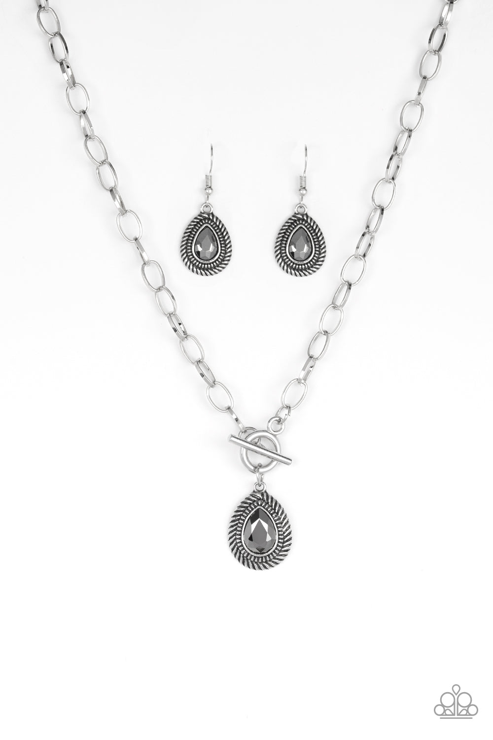 Sheen Queen Silver - Paparazzi Necklace